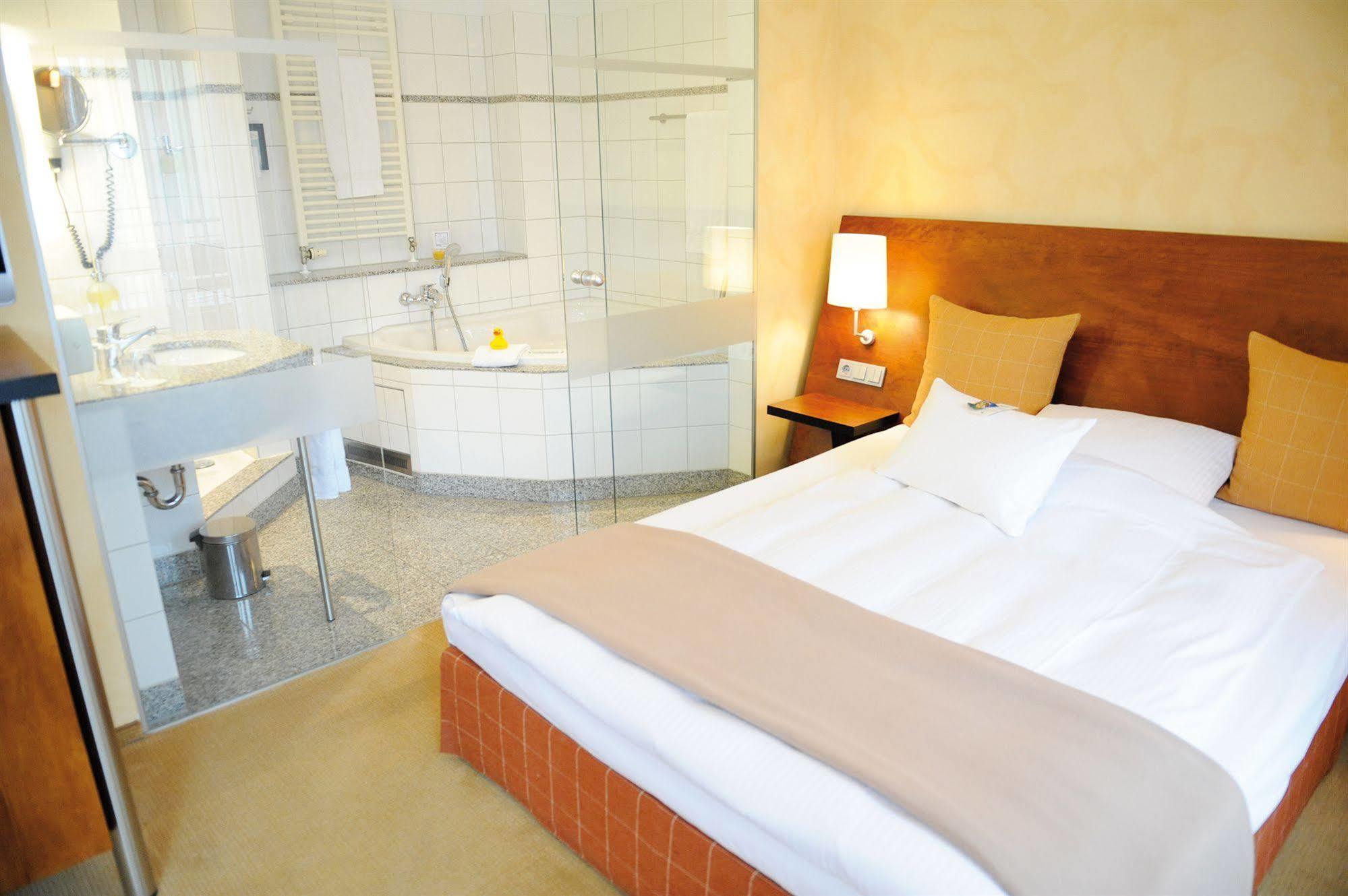 Wellings Romantik Hotel Zur Linde Moers Kültér fotó