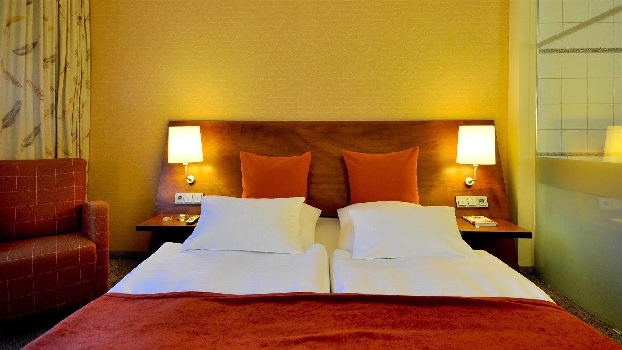 Wellings Romantik Hotel Zur Linde Moers Kültér fotó